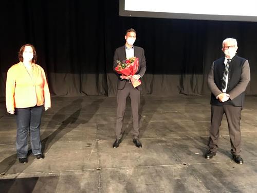 Die Präsidentin, Prof. Dr. Edeltraud Vomberg (li.), und der Vorsitzende des Hochschulrates, Herbert K. Meyer (re.), gratulierten Jan Eden herzlich zu seiner Wahl in der Mitsubishi Electric Halle. Dort hatte die Hochschulwahlversammlung den designierten Vizepräsidenten für Organisations-, Qualitäts- und Digitalisierungsmanagement  unter den notwendigen Corona-Schutzmaßnahmen gewählt.